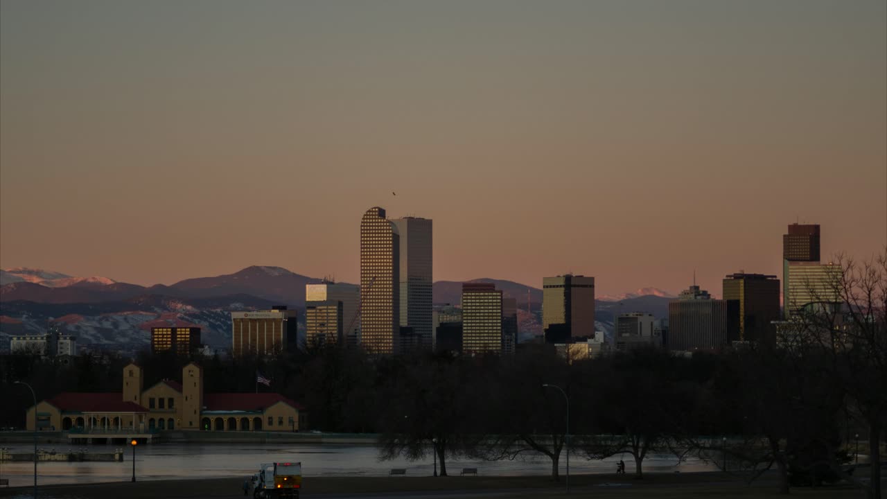 Time lapse dell'alba sullo skyline di Denver