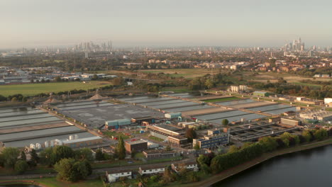 Kreisende-Luftaufnahme-über-Einer-Großen-Wasseraufbereitungsanlage-In-Richtung-Zentrum-Von-London