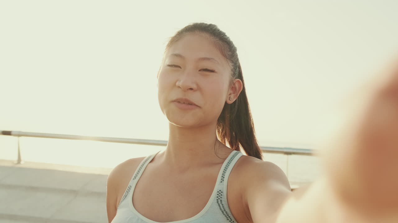 屋外で自分撮りをしている女性
