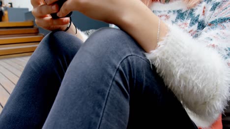 mujer ejecutiva usando teléfono móvil en la oficina 4k