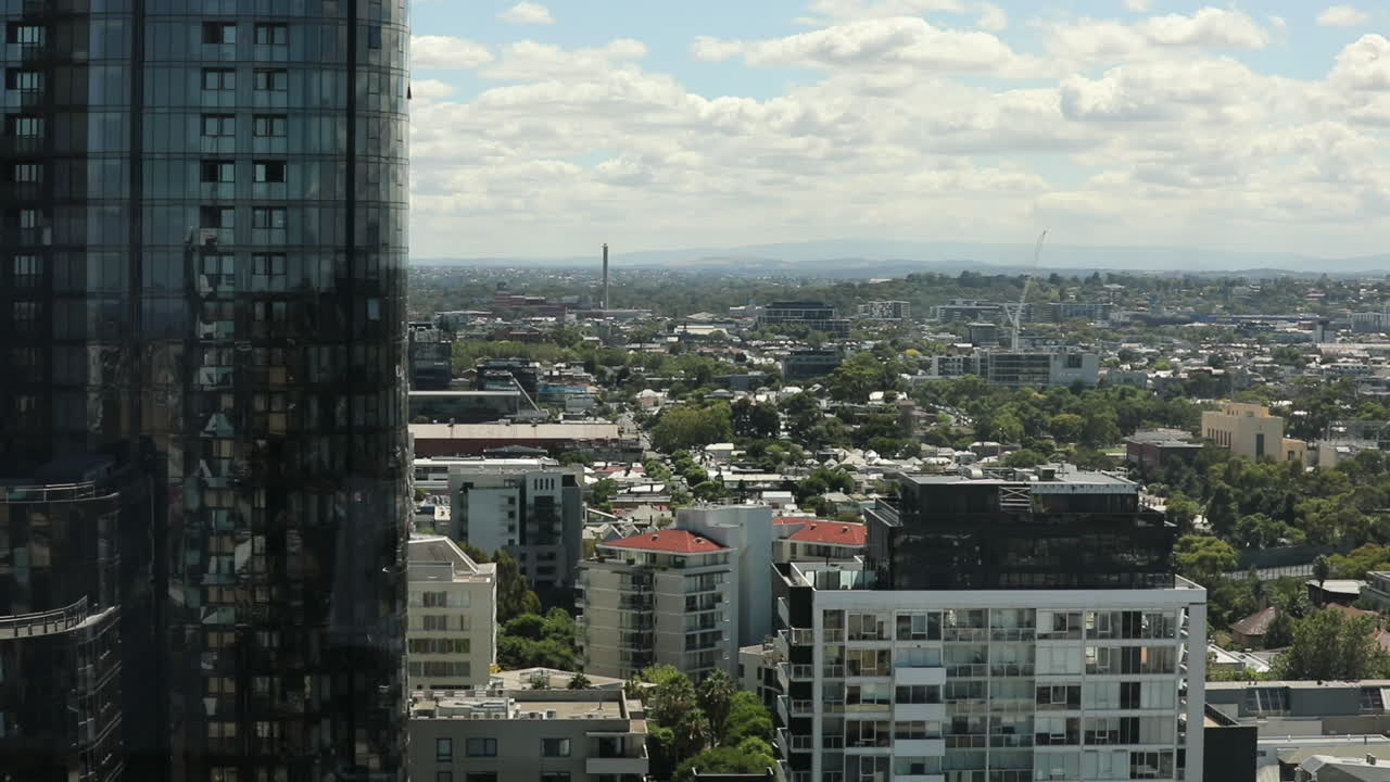 지평선을 향해 내다보는 많은 지붕과 집 뒤로 이동하는 차량의 하이퍼랩스