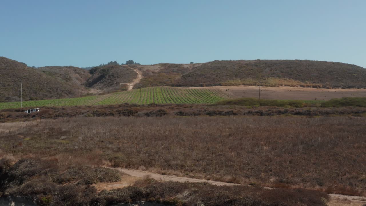북부 캘리포니아의 1번 고속도로 상어 지느러미 코브에서 바다의 조감도