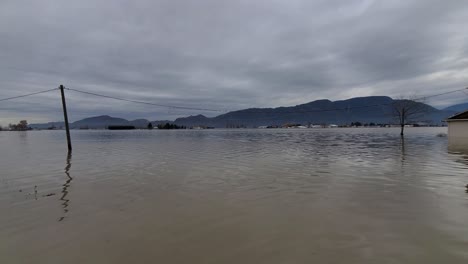las inundaciones de aguas profundas cubren una gran área de un campo agrícola