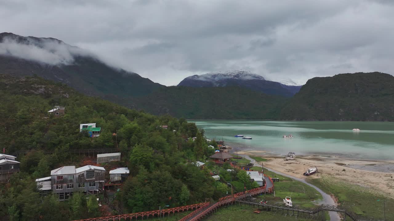 vista aérea de caleta tortel, comunidad costera con un camino de madera elevado a lo largo de la costa, chile