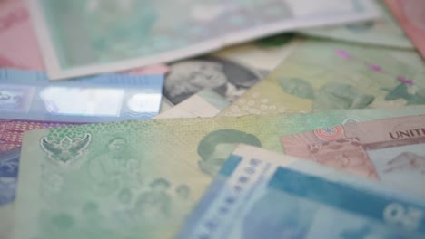 colección de monedas mundiales esparcidas en el fondo