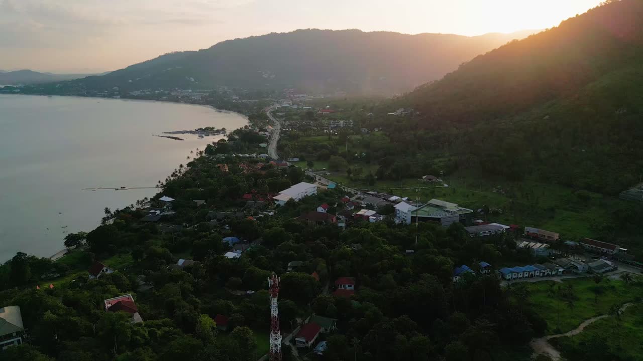 Dolly aereo sopra la costa di Coral Beach a Koh Samui, che mostra viste mozzafiato del tramonto sulla costa tropicale.