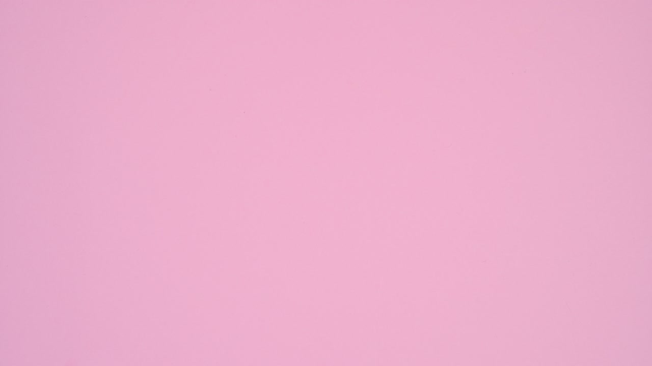 todo lo que necesitas es amor escribir con letras de madera en tema rosa pastel. animación de stop motion