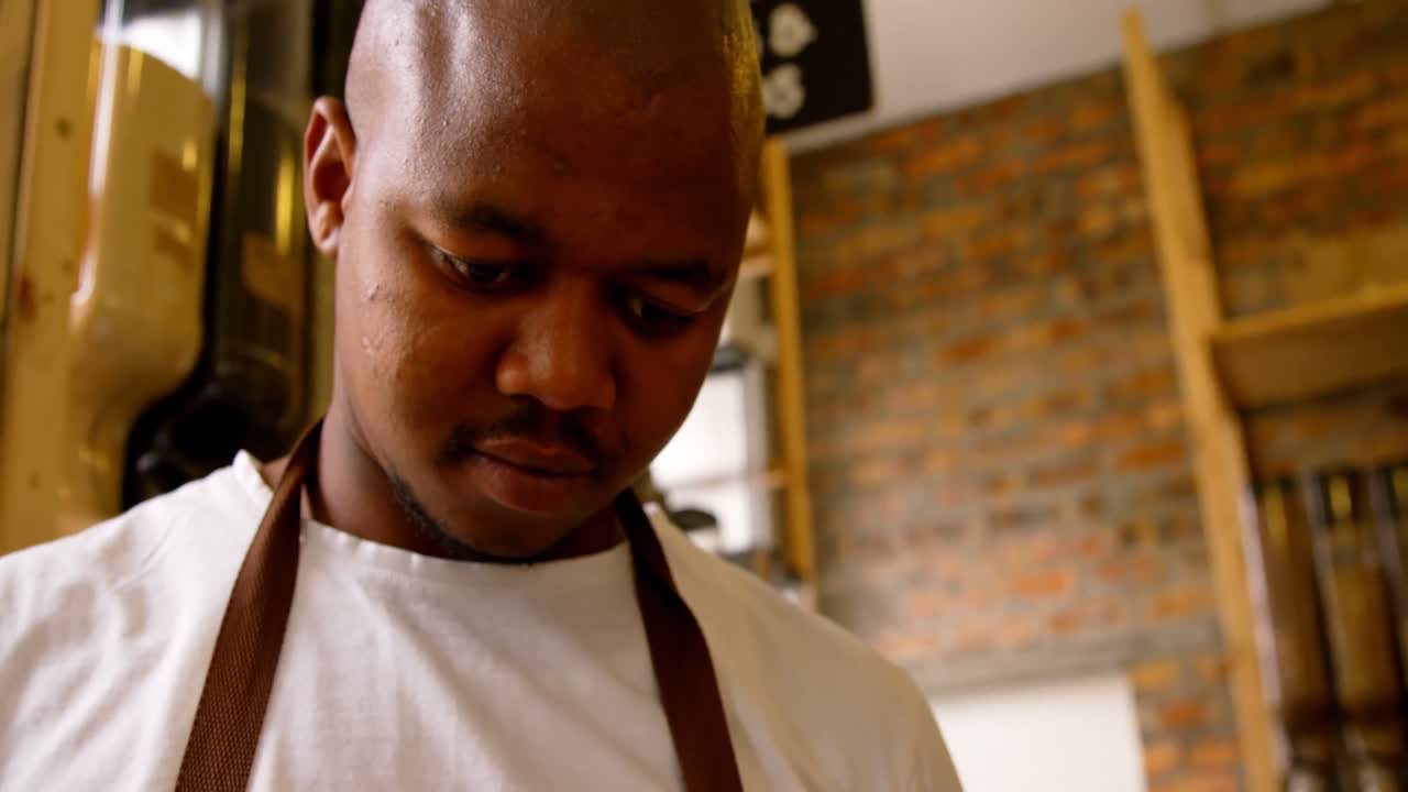 vista de ángulo bajo del personal masculino usando una tableta digital en un supermercado 4k