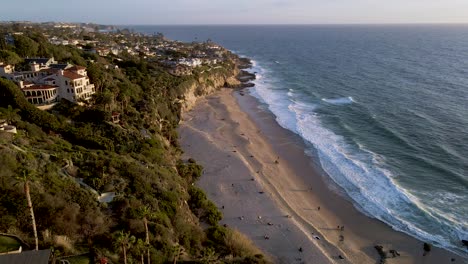 Tourists-At-1000-Steps-Beach-Admiring-The-Ocean-And-Sunset-In-South-Laguna,-California,-USA