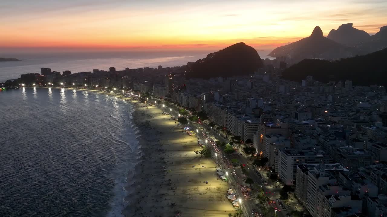 cielo del atardecer en la playa de copacabana en río de janeiro, brasil