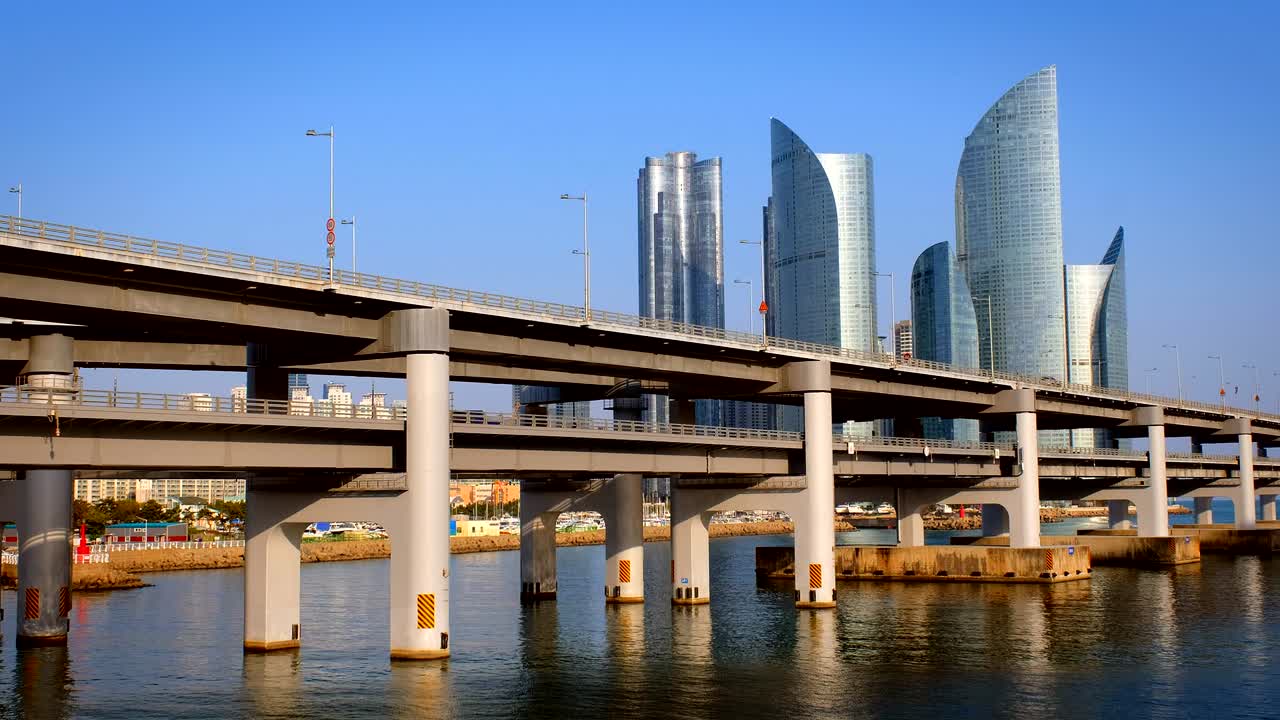 los rascacielos de busan y el puente gwangan, corea del sur