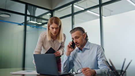 Colegas-Estresados-Que-Trabajan-Con-Laptop-En-La-Oficina-Corporativa.-Hombre-Director-Ejecutivo-Resolviendo-Problemas