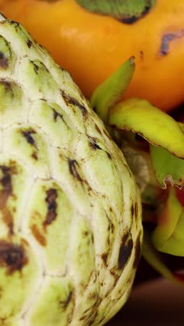vista de cerca de la cherimoya, el caqui y la fruta del dragón