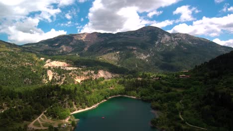 establecimiento de una amplia toma aérea del lago tsivlou en grecia