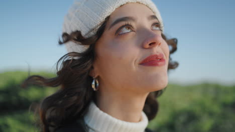 Closeup-happy-young-girl-posing-in-knitted-hat.-Joyful-tourist-enjoying-spring