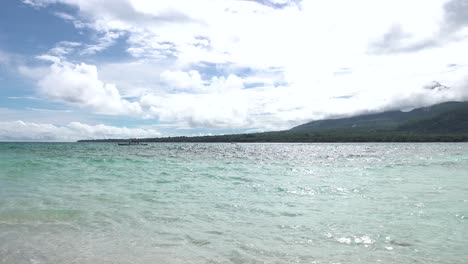 Barco-De-Bombeo-Que-Transporta-Turistas-Desde-Una-Isla-Verde-Tropical-Sobre-El-Océano-Tropical-Azul-En-Un-Día-Muy-Nublado-Bajo-Un-Cielo-Azul