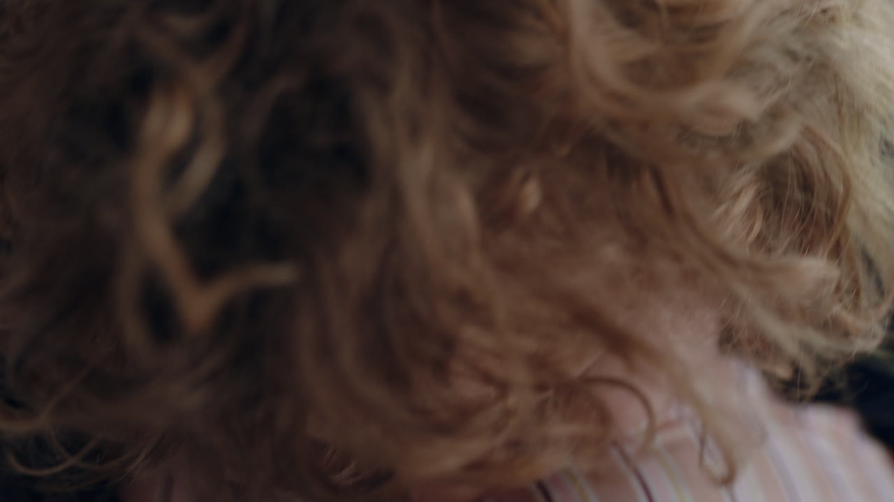 niño feliz abrazando a su madre disfrutando de la madre amorosa abrazando a su hijo en casa 4k imágenes