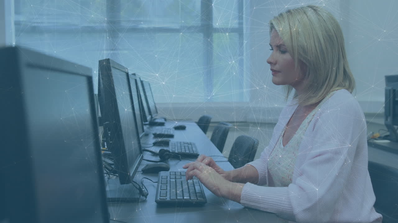 red de conexiones a través de maestra caucásica sonriendo mientras usa la computadora en la escuela