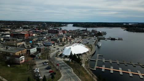 Filmische-Drohnenaufnahmen-Vom-Pavillon-In-Der-Kleinstadt-Kenora,-Ontario,-Kanada