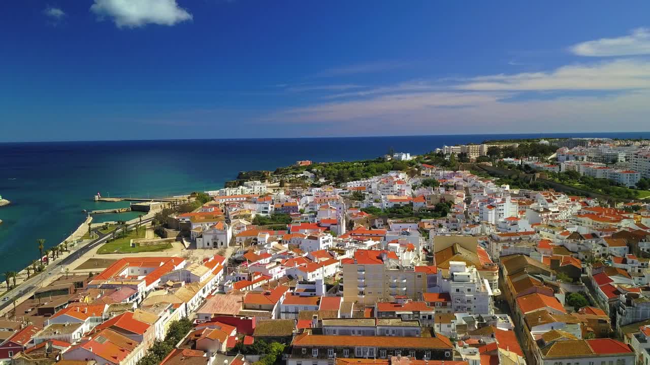 Ripresa aerea di Lagos in Algarve, sud del Portogallo in 4K.