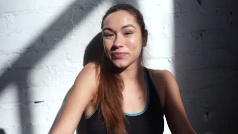 mujer feliz en ropa deportiva