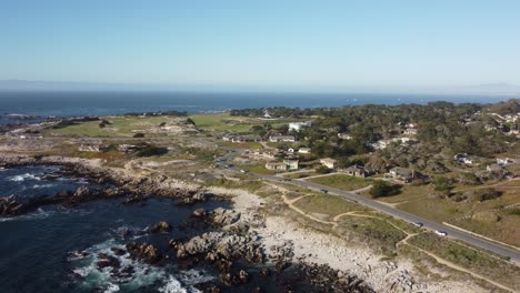 Rotierender-Zoom-Aus-Asilomar-Beach-In-Monterey,-Aufgenommen-Von-Einer-Drohne