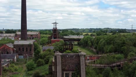 vista aérea de edificios de museos industriales de minas de carbón cubiertas de vegetación antigua abandonada