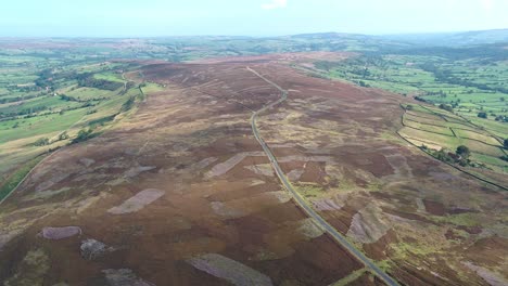 North-York-Moors,-Robin-Hoods-Bay,-Lealholm-Moor,-Drohne-Clip-6-Bewegung:-Parallaxe-über-Moor-Drehen-Top-Video,-4k,-25fps,-H264-Dji-Inspire-2