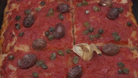 pizza sardenaira sardinara, típica pizza italiana tradicional de liguria