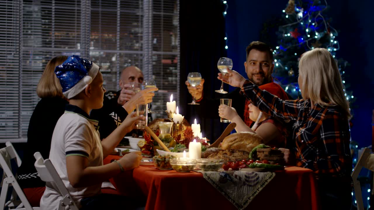 familia reunida celebrando las fiestas de navidad