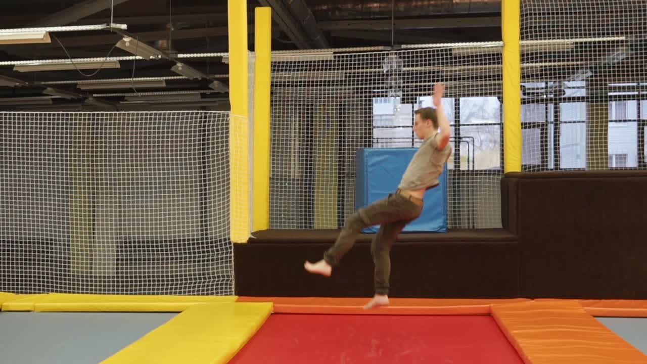 hombre realizando saltos en un trampolín
