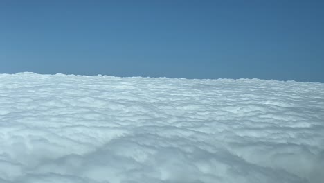 pov volando sobre una manta de nubes de estrato, disparado desde una cabina de avión