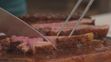 chef cortando la carne asada, jugosa y extremadamente suave barbacoa paraguaya