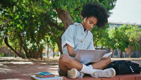 estudiante que estudia al aire libre