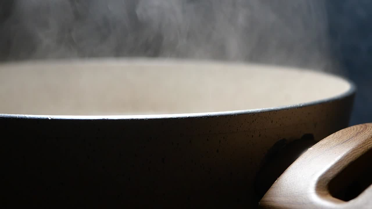 湯気が立ち上る調理鍋のクローズアップ。