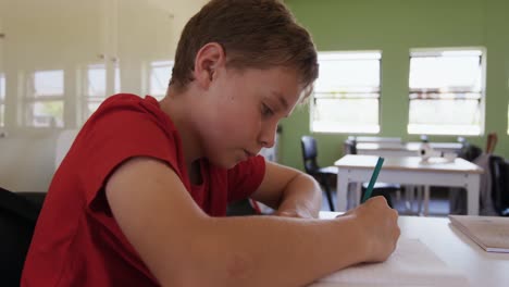 niño estudiando en la clase