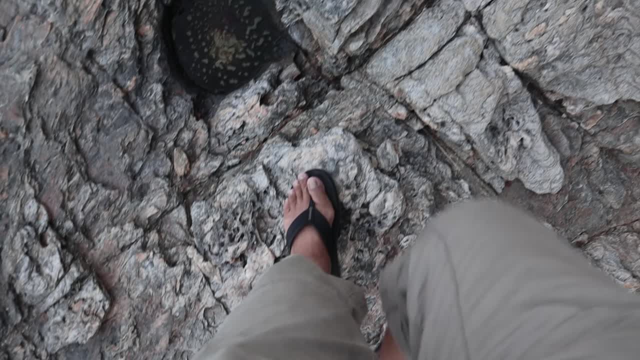 바위 위를  ⁇ 는 것