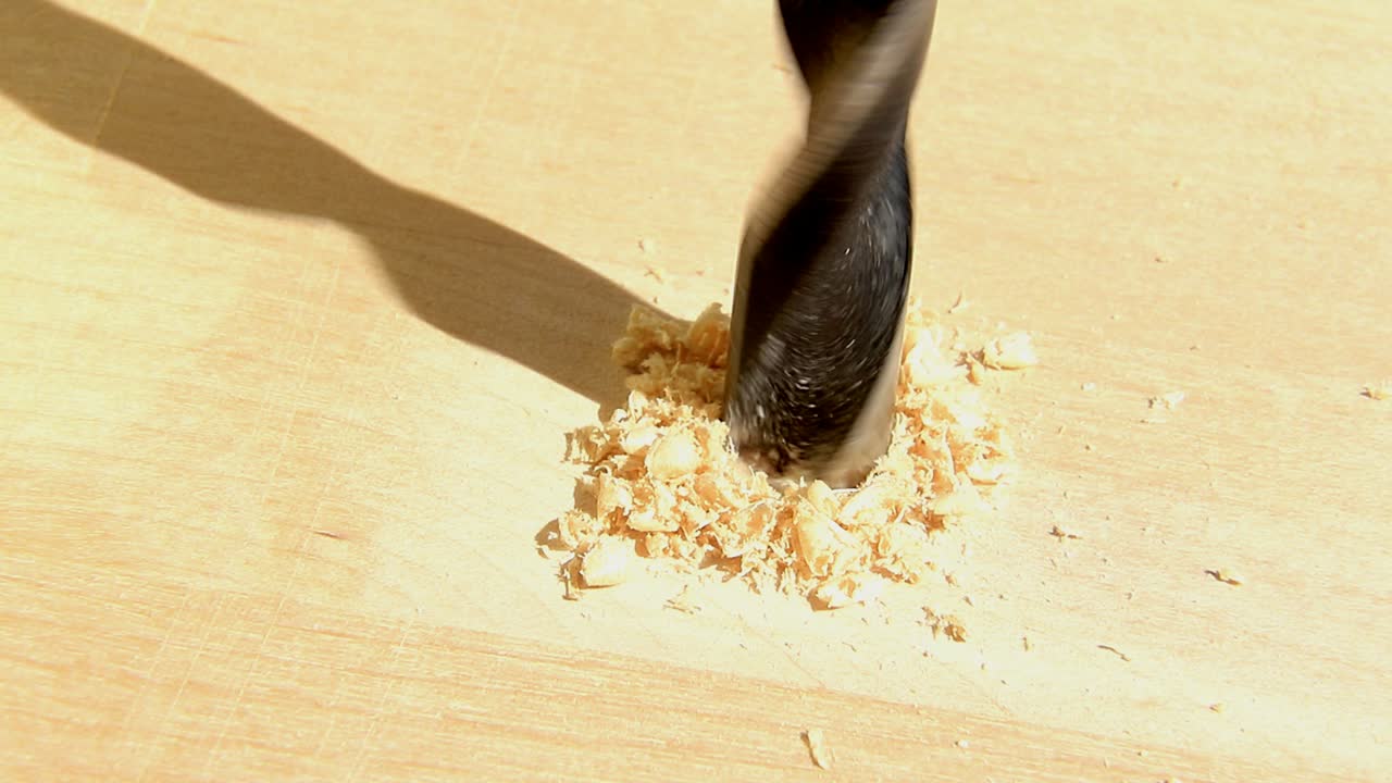 슬로우 모션으로 구멍을 뚫는 비트의 클로즈업