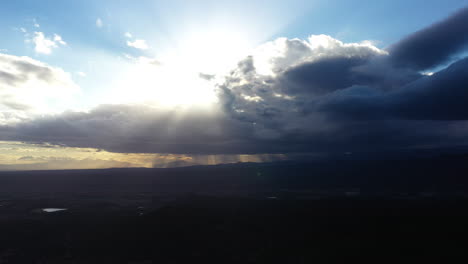 los rayos del sol a través de las nubes fotografía aérea de sudáfrica