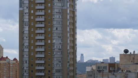 Edificio-De-Apartamentos-De-Varios-Pisos-En-El-Paisaje-Urbano-Con-Drones.-Vista-Del-Distrito-Nocturno.