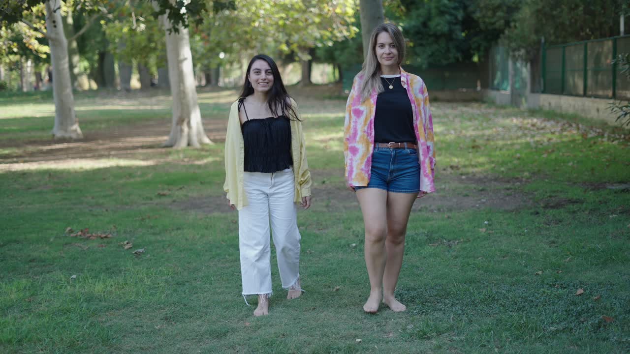 공원에서 고 있는 두 여자