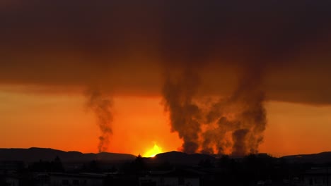 la cámara captura un volcán en erupción mientras el sol se pone, mezclando cálidos flujos de lava con el suave cielo nocturno