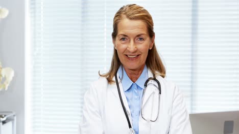 Portrait-of-female-doctor-standing-with-arms-crossed