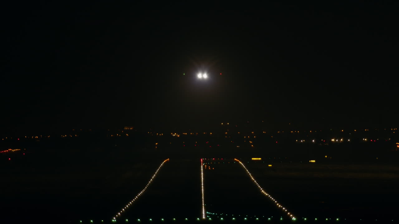 밤에 착륙하는 항공기