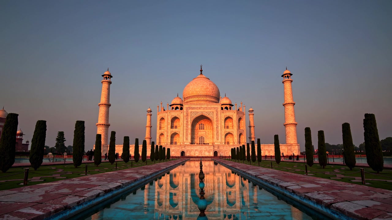 Hindistan, Agra'da Görkemli Tac Mahal ve Yansıtma Havuzu