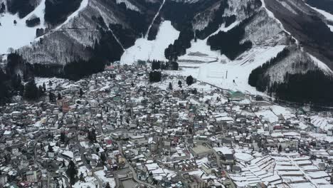 Dicht-Besiedeltes-Bergskigebiet-Dorf-Nozawa-Onsen-In-Japan-Im-Winter