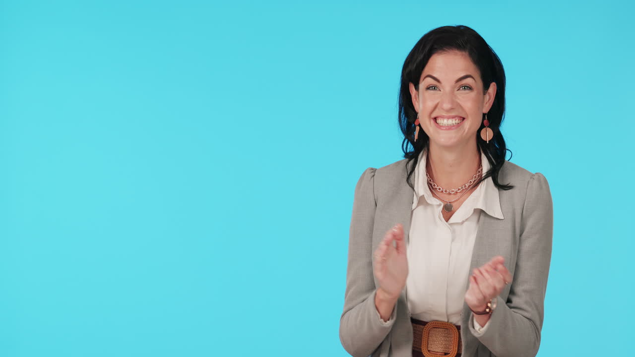 aplauso, ganadora y cara de mujer de negocios