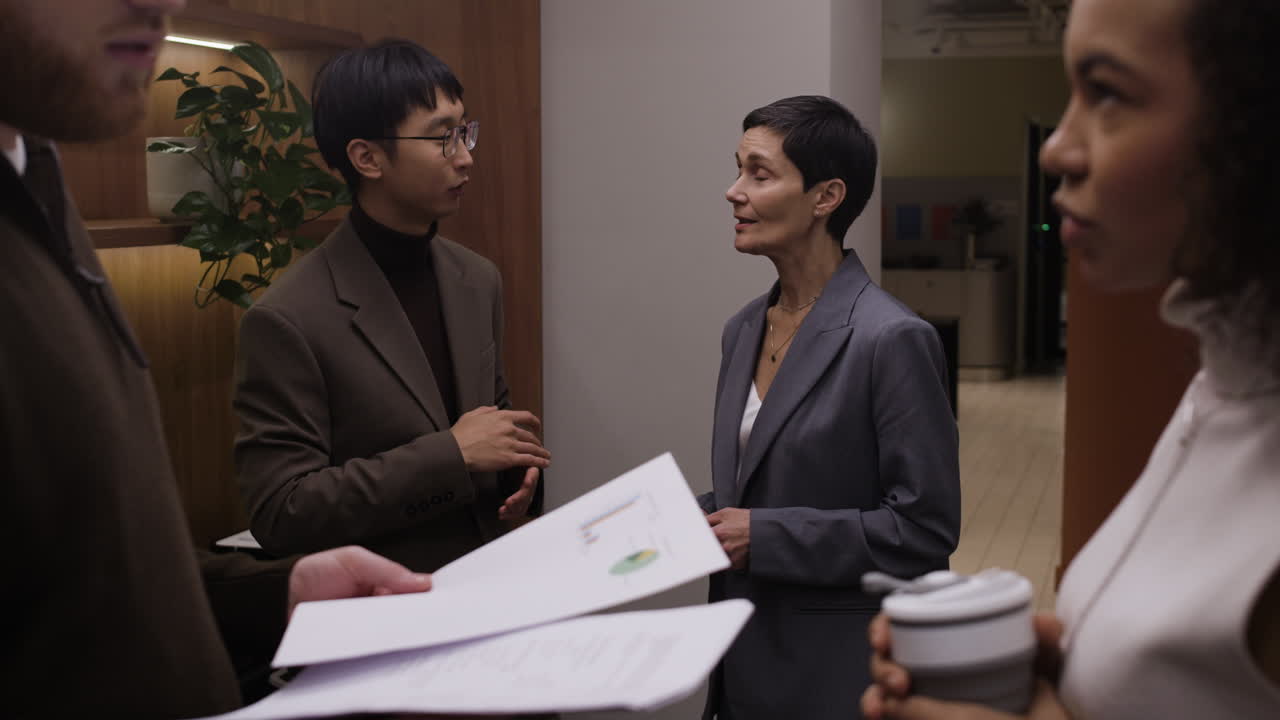 現代的なオフィスでのビジネスミーティング