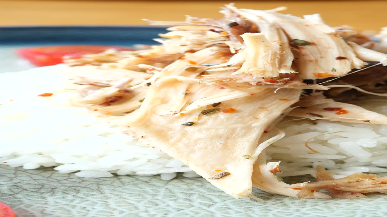 접시에 과 을 어