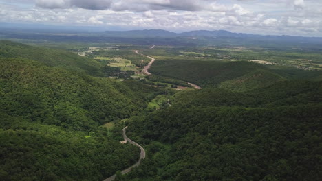 Luftaufnahme-Der-Landstraße,-Die-Durch-Die-üppige-Grüne-Und-Grüne-Berglandschaft-Des-Tropischen-Regenwaldes-Führt